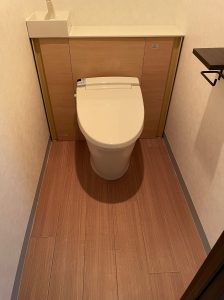 パッと交換するだけで、トイレ空間がすっきりするキャビネット付きトイレ！