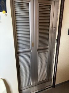 玄関ルーバー式網戸取り付け工事　今年の夏も快適”涼”生活！